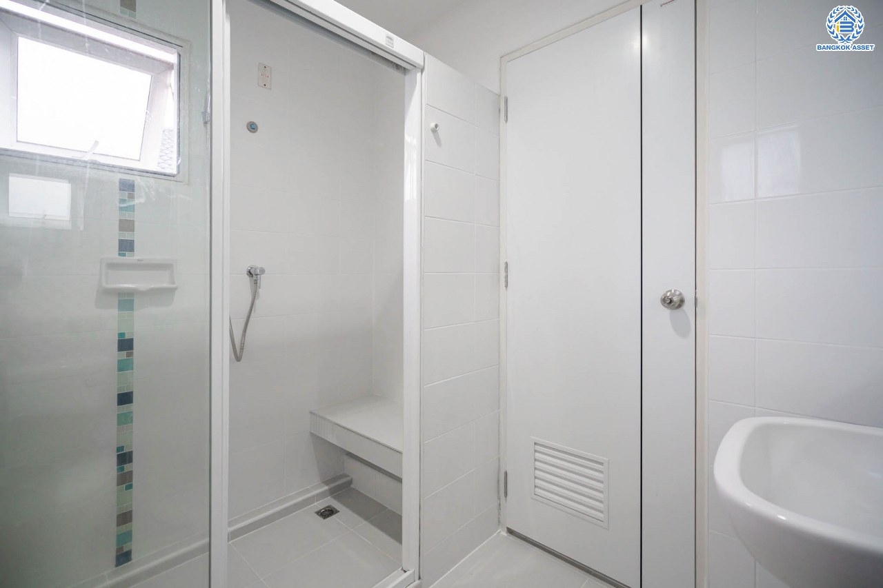 บ้านเดี่ยวมือสอง จากแบรนด์ LH โครงการ ชัยพฤกษ์ วัชรพล หลังใหญ่ เนื้อที่ 50.6 ตร.ว. ฟังก์ชัน 3 ห้องนอน 3 ห้องน้ำ จอดรถได้ 2 คัน พร้อม Facilities ครบครัน บนทำเลเดินทางสะดวก ติดถนนสุขาภิบาล5 เชื่อมต่อหลายเส้นทาง ใกล้ทางด่วน "ฉลองรัช" และรถไฟฟ้าสายสีเขียว "สถานีสายหยุด"